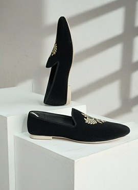 Black Embroidered Work Mojari For Men