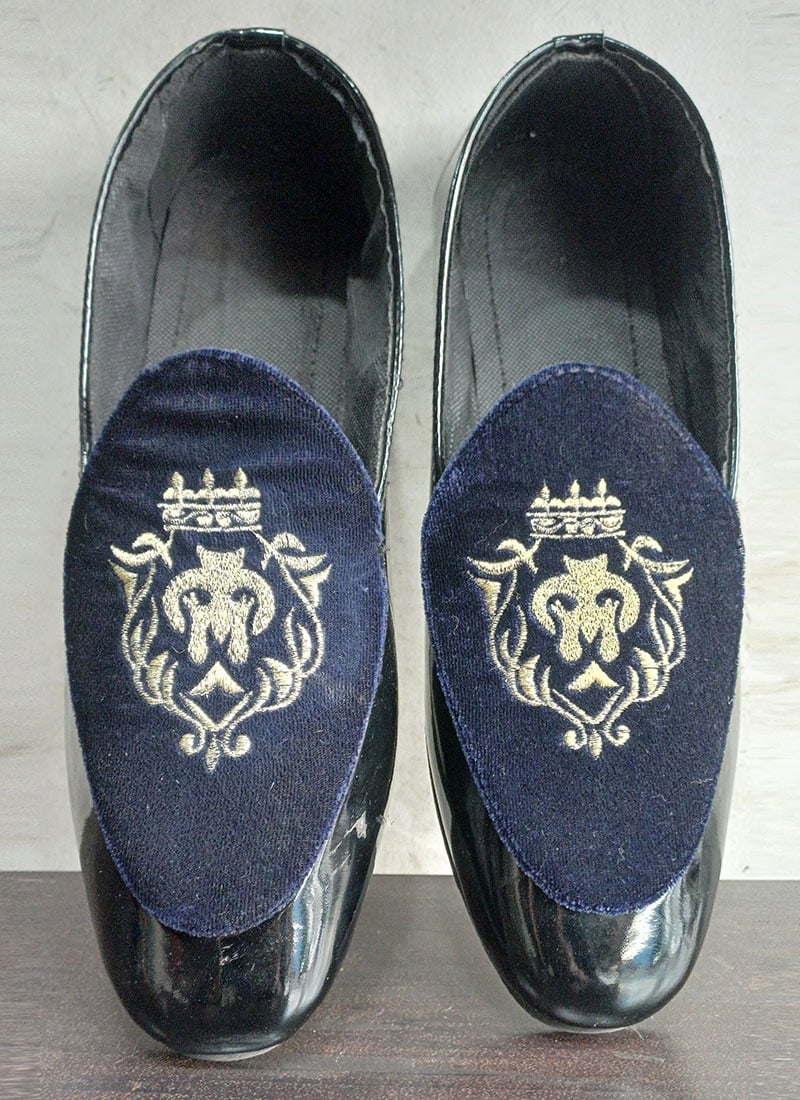Blue Embroidered Work Mojari For Men