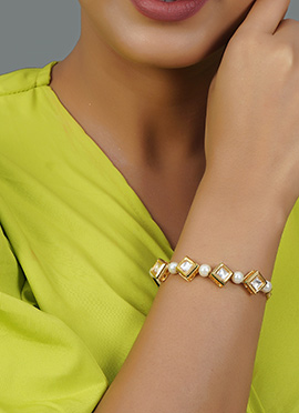 Bracelet In Gold With Kundan And Beads Work