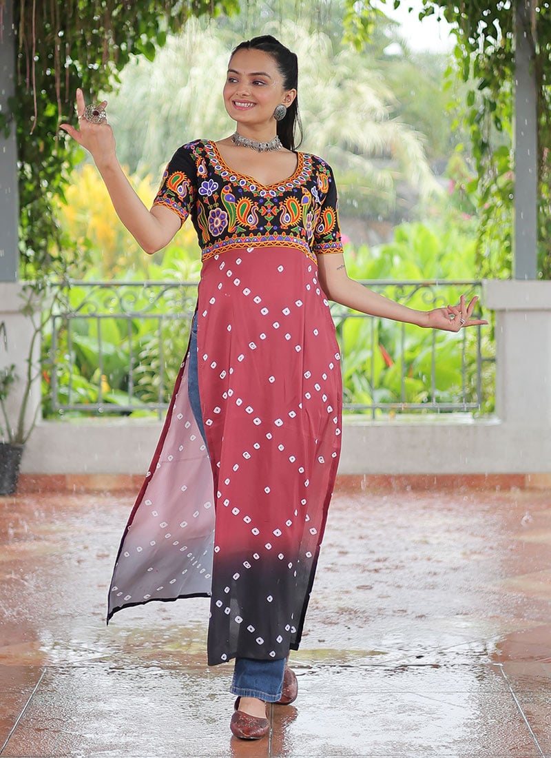 Elegant Pink Rayon Long Straight Kurti With Gamthi Print