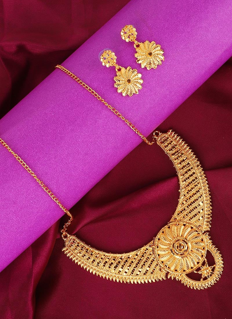 Gold Alloy Necklace Set Party Wear