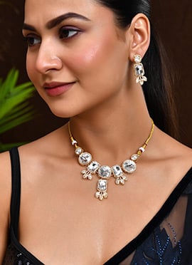 Gold Necklace With Radiant Kundan Glow