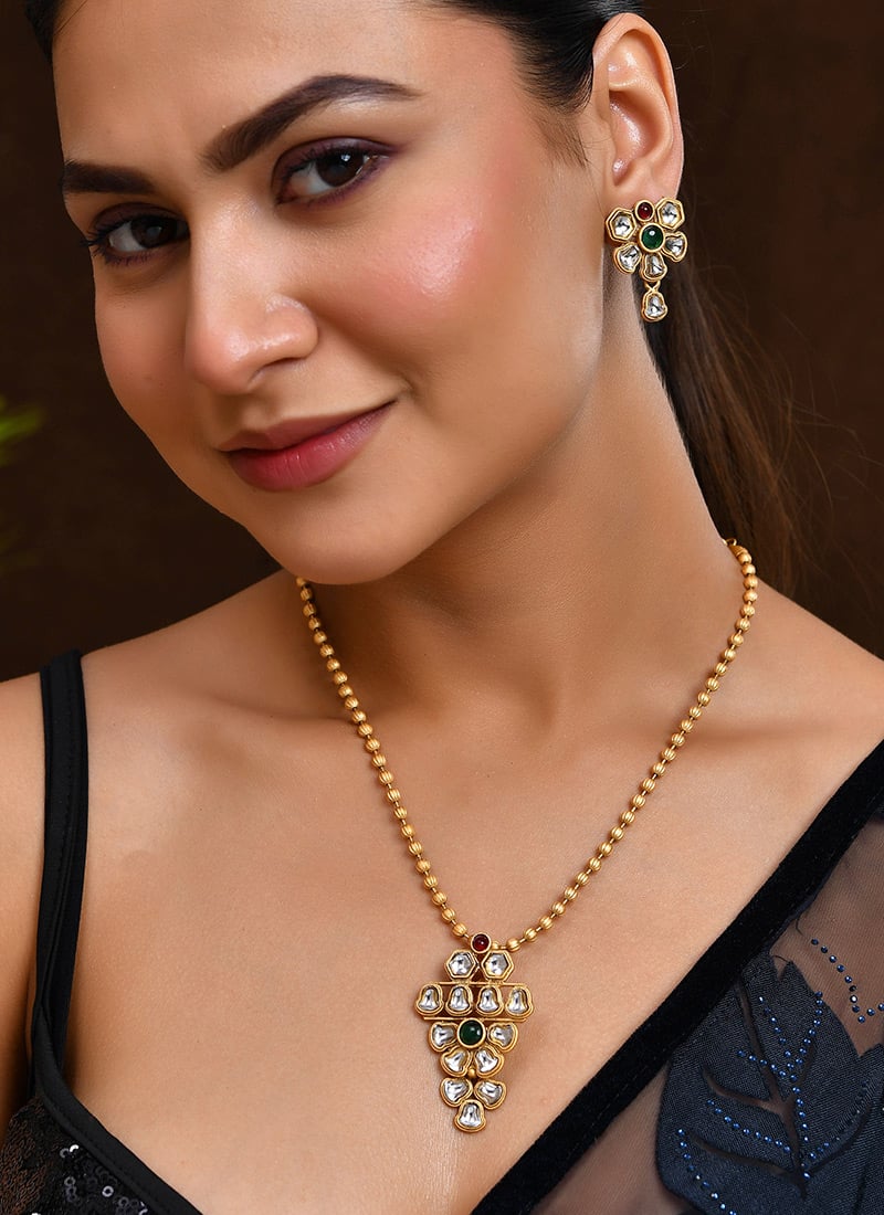 Gold Necklace With Radiant Kundan Wedding Wear