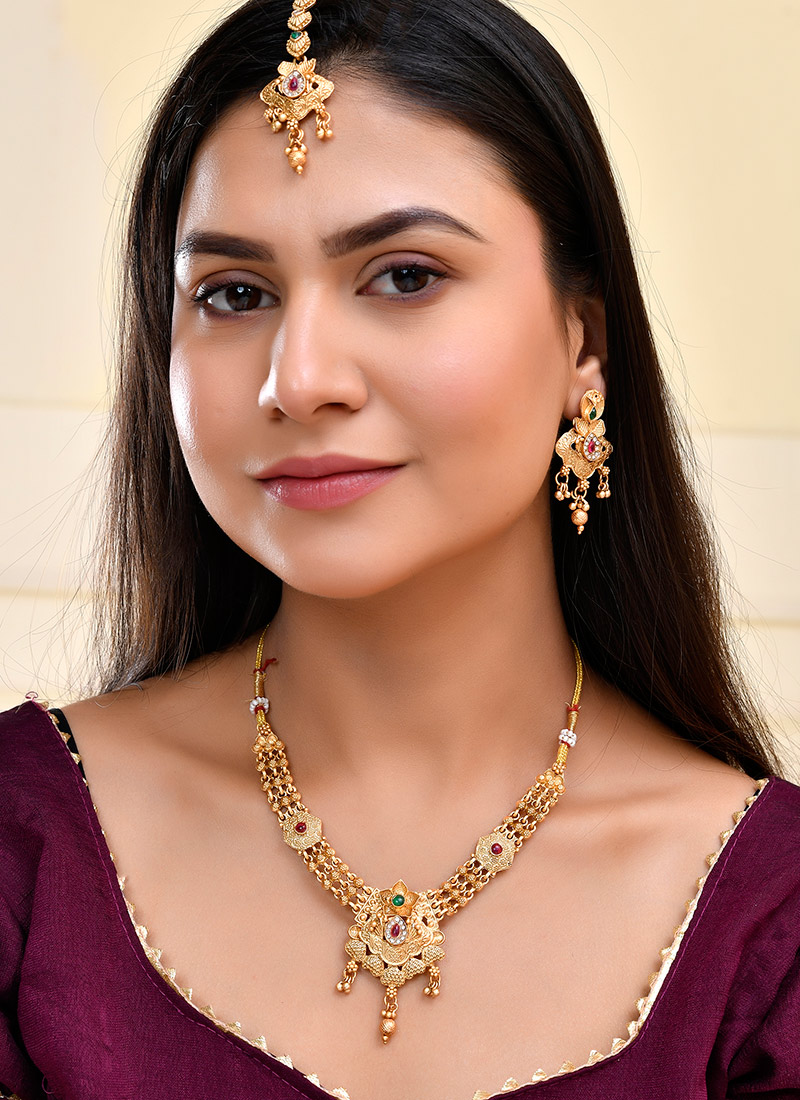 Golden Kundan And Stone Work Necklace Wedding Wear