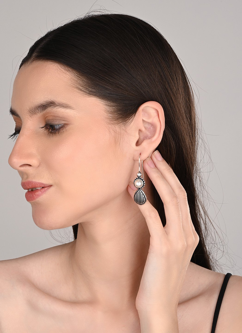 Minimal Silver Pearl Drops After Six Wear