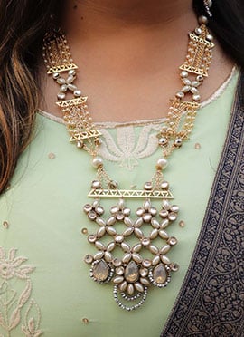 Off White Kundan And Beads Necklace Set