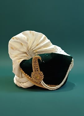 Off White Viscose Turban With Brooch