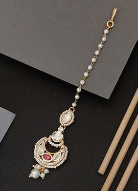 Refined Golden Kundan And Beads Mangtikka