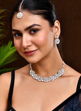 White Necklace With Kundan Moti Stones