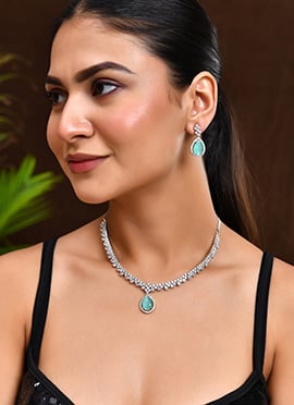 White Necklace With Kundan Stone Elegance