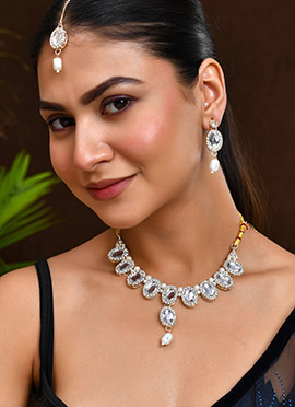 White Necklace With Kundan Stone Embellishment