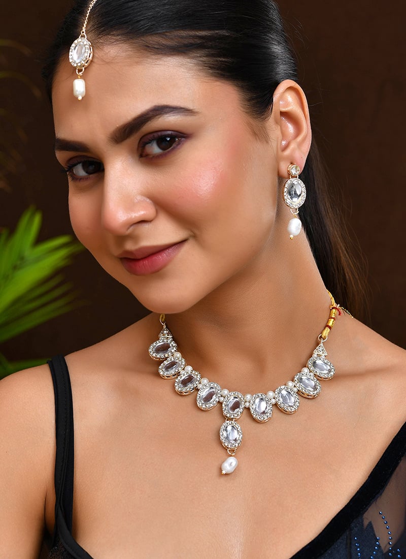 White Necklace With Kundan Stone Embellishment