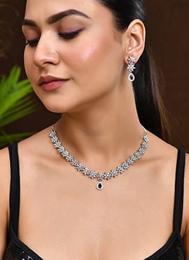 White Necklace With Sparkling Kundan Stone Glow