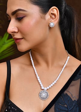 White Necklace With Stones And Moti