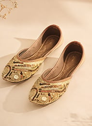 Stylish bags and clutches for ethnic wear